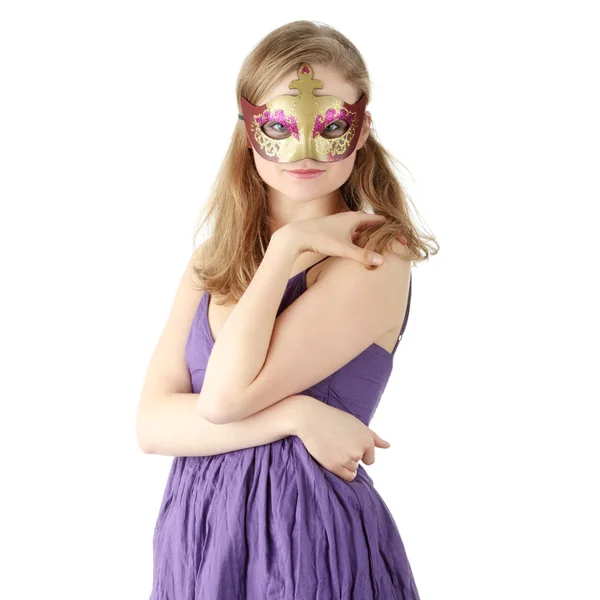 Ung kvinna bär carnival mask — Stockfoto