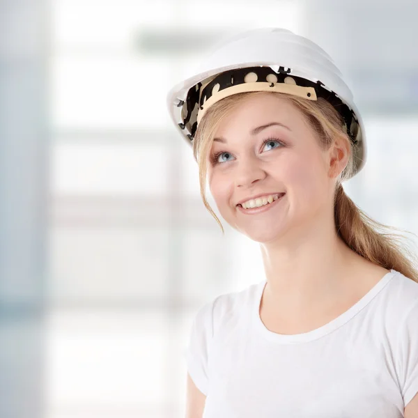 Ingénieur femme en casque blanc — Photo