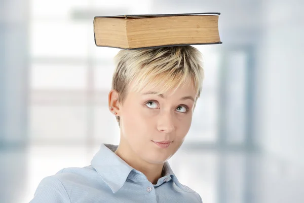 Γυναίκα έφηβος φοιτητής με το βιβλίο στο κεφάλι — Φωτογραφία Αρχείου