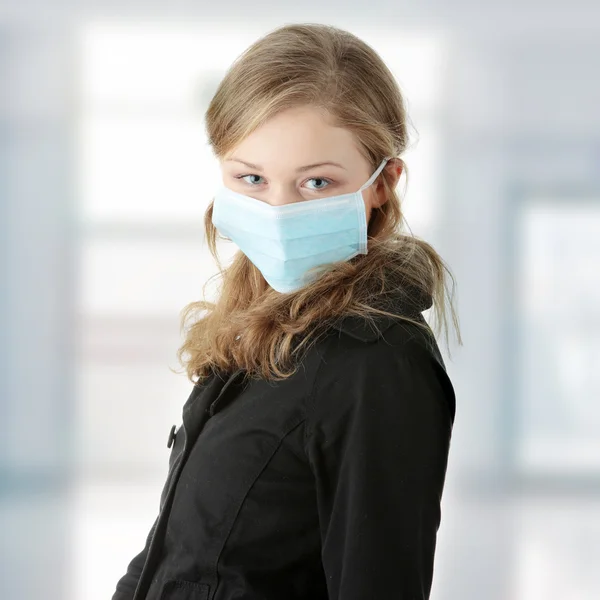 Um modelo que usa uma máscara para prevenir a infecção por gripe suína . — Fotografia de Stock