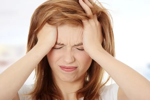 Frau mit Kopfschmerzen lizenzfreie Stockbilder