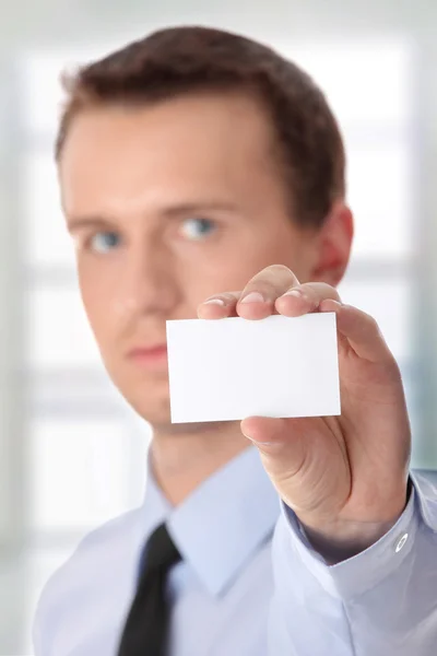 Uomo d'affari in possesso di carta bianca — Foto Stock