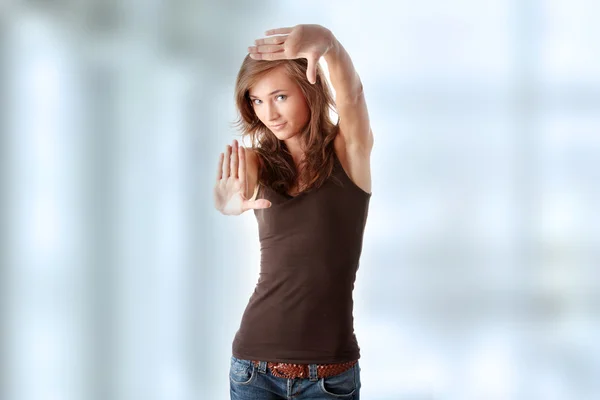 Mulher fazendo moldura com as mãos — Fotografia de Stock
