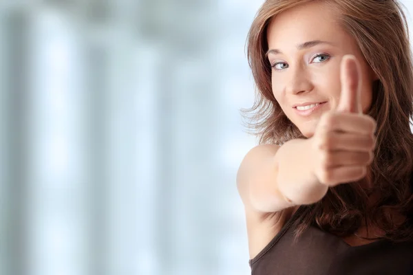 Fiatal nő felmutatja hüvelykujját — Stock Fotó