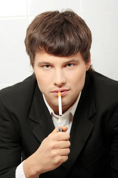 Jóképű férfi, dohányzás — Stock Fotó