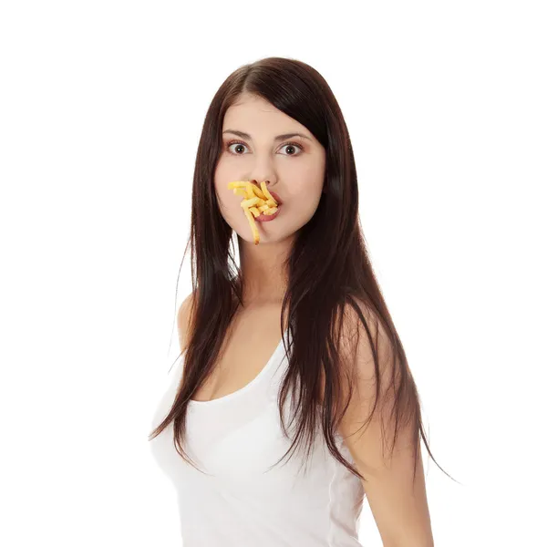 年轻女子吃薯条 — 图库照片