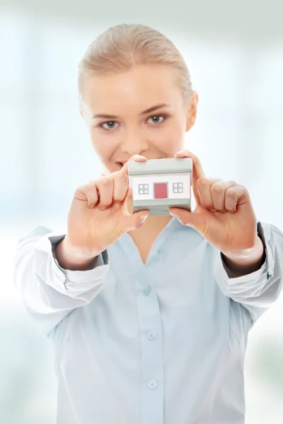 Бізнес-леді тримає модель будинку — стокове фото