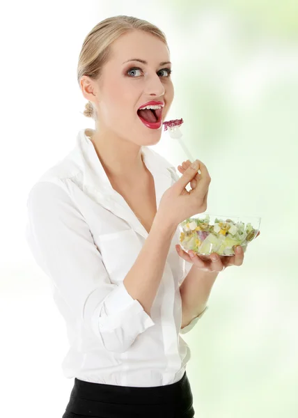 Affärskvinna äta sallad — Stockfoto
