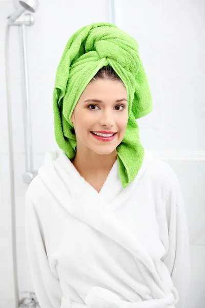Mladá žena po vykoupání nebo po osprchování — Stock fotografie