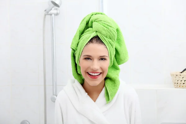Jovem mulher após o banho ou chuveiro — Fotografia de Stock