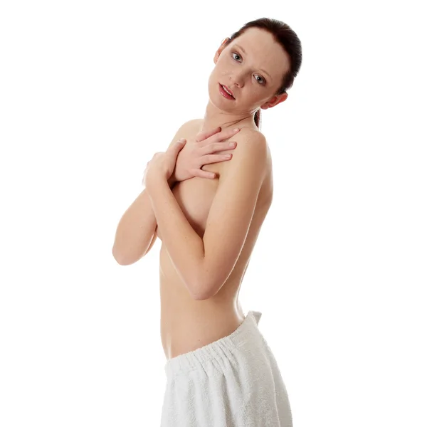 Giovane donna in topless con asciugamano — Foto Stock
