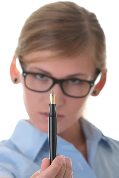 Портрет вдумчивой молодой женщины, держащей ручку — стоковое фото