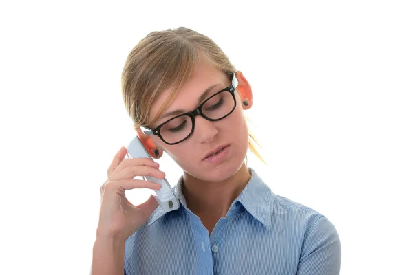 Портрет вдумчивой молодой женщины с телефоном — стоковое фото