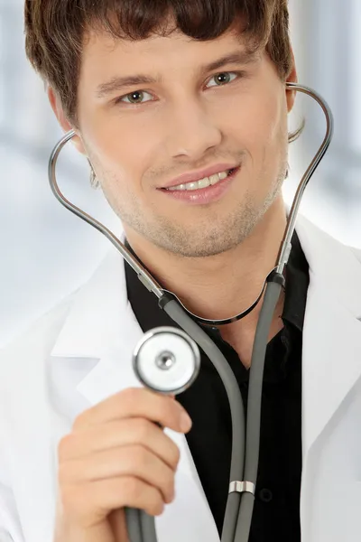 Schöner junger Arzt — Stockfoto