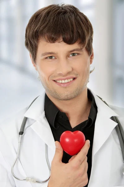 Doktor tutmak kalp şekli oyuncak — Stok fotoğraf
