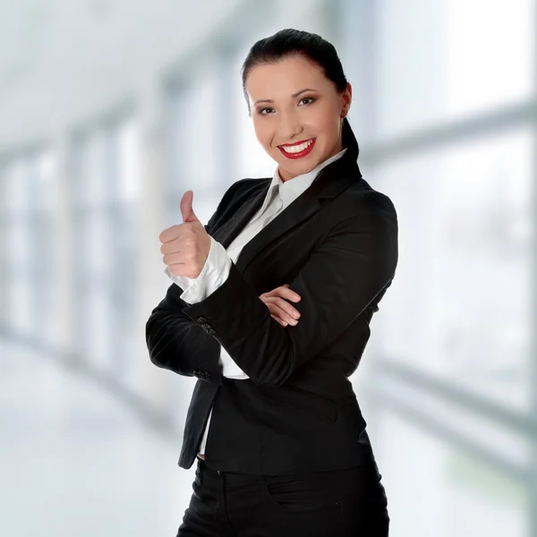 Mulher de negócios confiante de pé e gestos ok — Fotografia de Stock