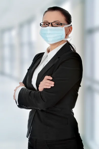 Portret van zakenvrouw beschermend masker dragen — Stockfoto