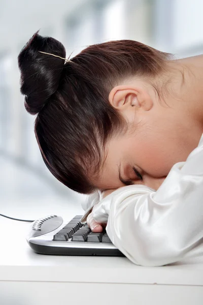 Geschäftsfrau schläft auf der Tastatur — Stockfoto