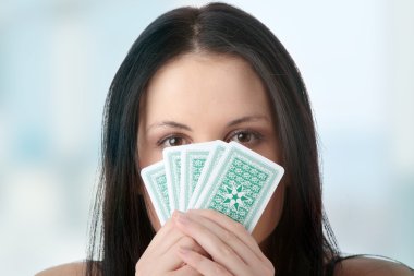 beyaz güzellik strip poker oynamaya