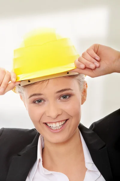 Travailleur féminin confiant dans le casque — Photo