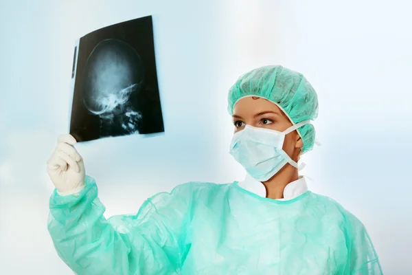 Γυναίκα γιατρό εξέταση ένα κεφάλι ακτινογραφία σάρωσης φωτογραφιών — Φωτογραφία Αρχείου