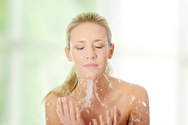 Female washing her face — Stock Photo, Image