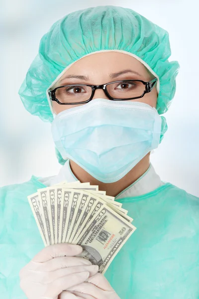 Γυναίκα χειρουργός γιατρός εκμετάλλευση χρήματα — Φωτογραφία Αρχείου