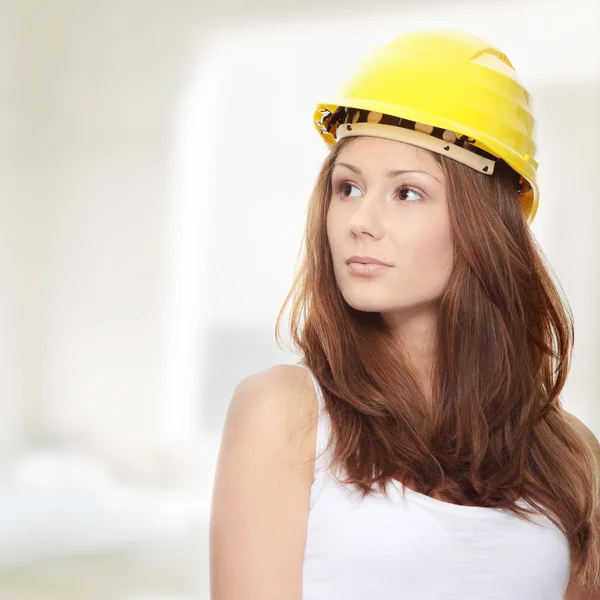 Engenheiro mulher em capacete amarelo — Fotografia de Stock