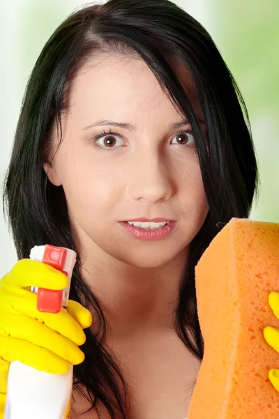 Vrouw met spons en spray. — Stockfoto