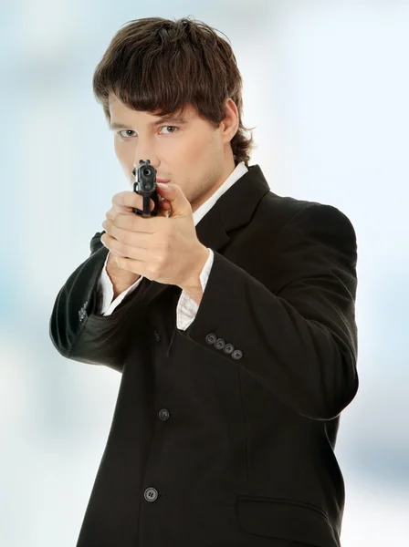 Бизнесмен, нацеленный с пистолетом — стоковое фото
