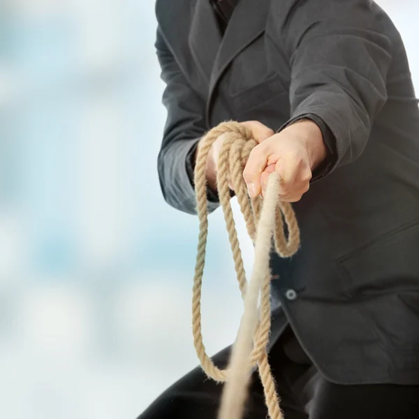 Empresario tirando de una cuerda — Foto de Stock
