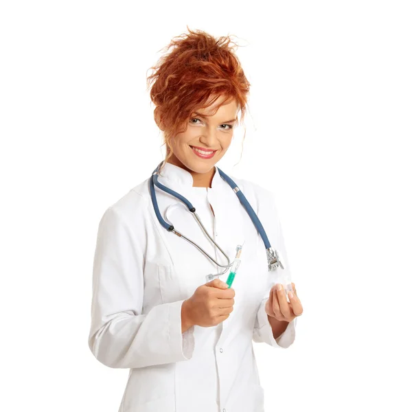 Ženský lékař nebo zdravotní sestra hospodářství stříkačka — Stock fotografie