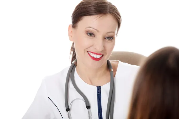 Volwassen lachende vrouwelijke arts met vrouwelijke patiënt. — Stockfoto