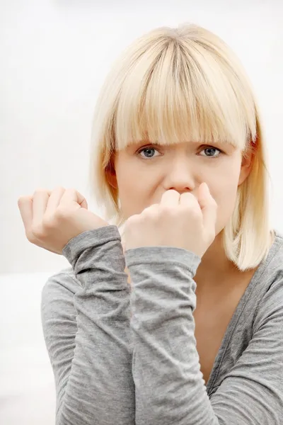 Estressado jovem mulher comendo suas unhas — Fotografia de Stock