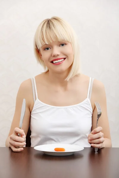 Schöne Frau isst Möhre. — Stockfoto