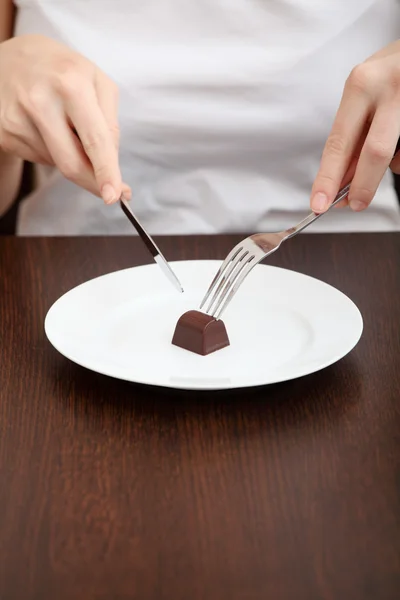 Γυναίκας διατροφικές chocolade πραλίνα. — Φωτογραφία Αρχείου