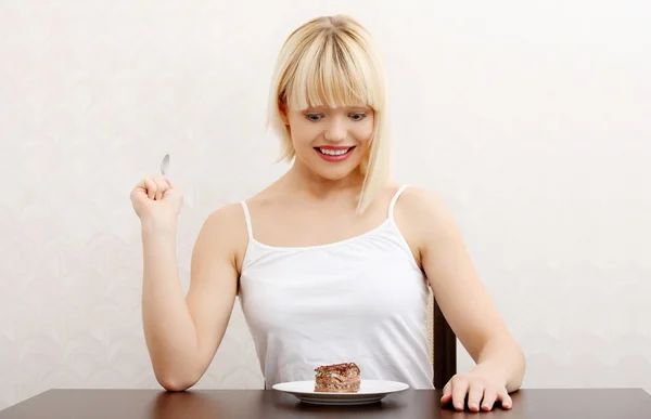 Schöne Frau isst Kuchen. — Stockfoto