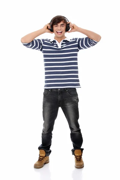 Jonge man zingen met hoofdtelefoons. — Stockfoto