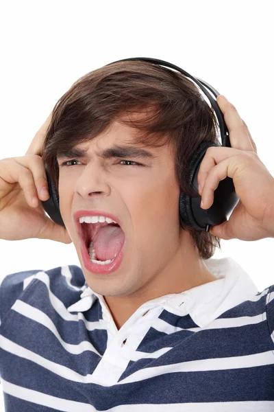 Junger Mann singt mit Kopfhörern. — Stockfoto