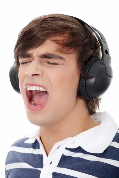 年轻男子戴着耳机唱歌. — 图库照片