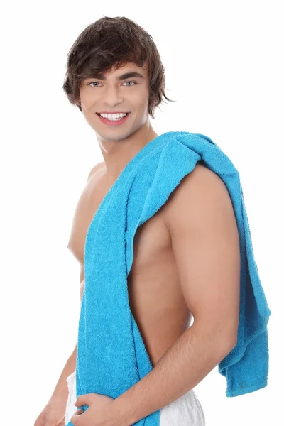 年轻男子在一条毛巾. — 图库照片