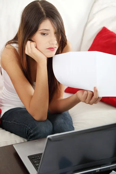 Young woman's paying bills. — Stock Photo, Image