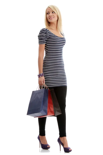 Junge blonde Frau mit Einkaufstaschen — Stockfoto