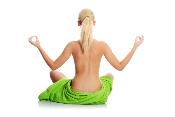 Giovane bella donna bionda nuda con asciugamano — Foto Stock
