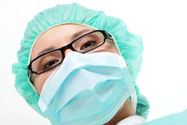 Крупный план портрета серьезной медсестры или врача в хирургической маске — стоковое фото