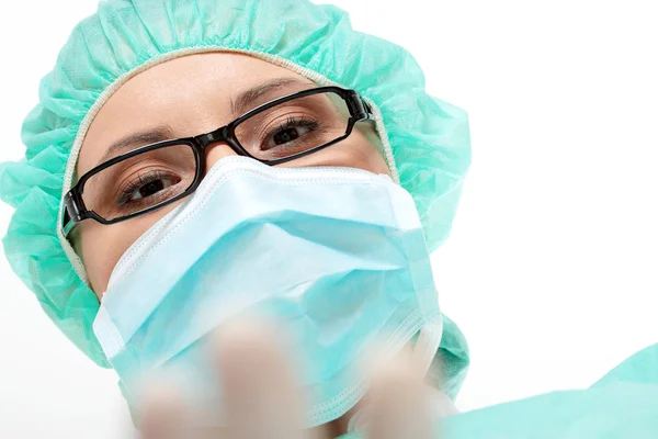 Enfermeira ou médico grave com máscara cirúrgica — Fotografia de Stock