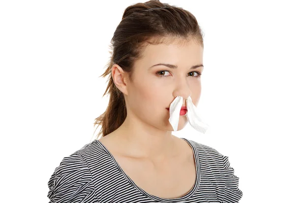 Mujer adolescente con tejido en la nariz — Foto de Stock