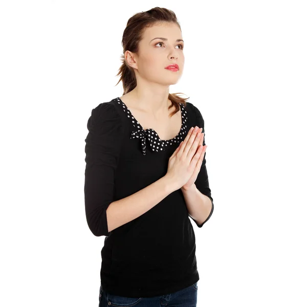 Κοντινό πορτραίτο μιας νεαρής καυκάσιας γυναίκας που προσεύχεται — Φωτογραφία Αρχείου