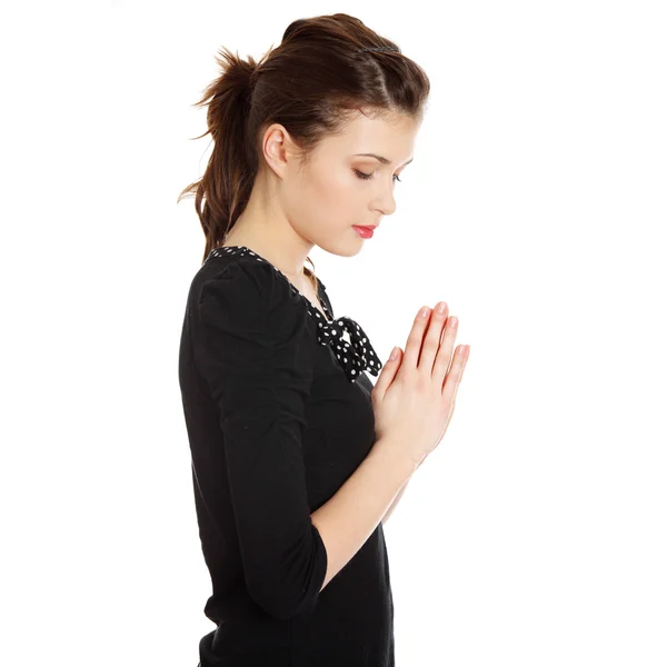 Retrato de cerca de una joven caucásica rezando — Foto de Stock