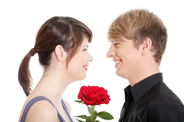 Mladý pár a růže. — Stock fotografie